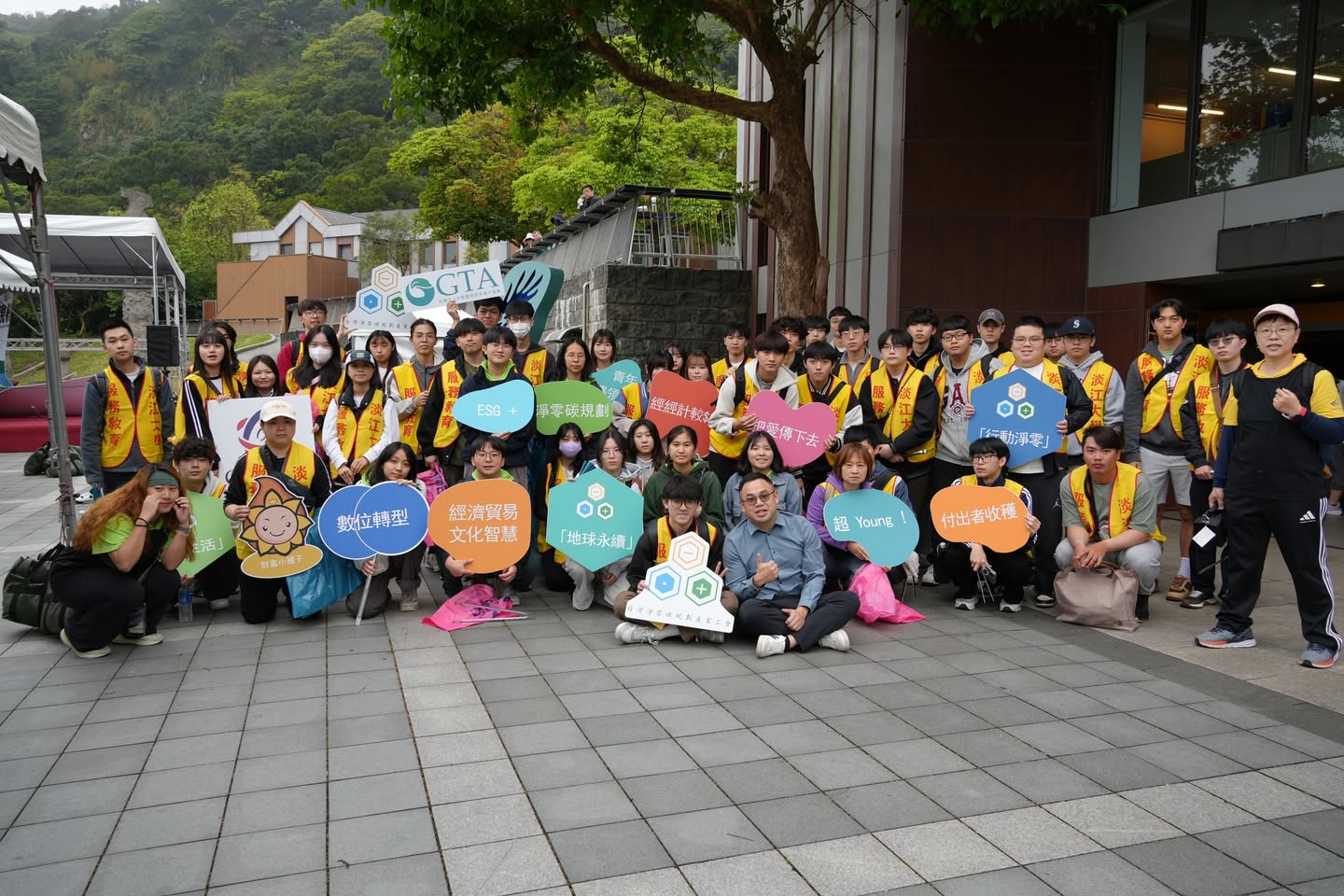 青年志工淨山服務合照